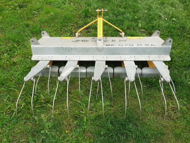 Photo Tracteur avec chargeur frontal et accessoires image 4/6