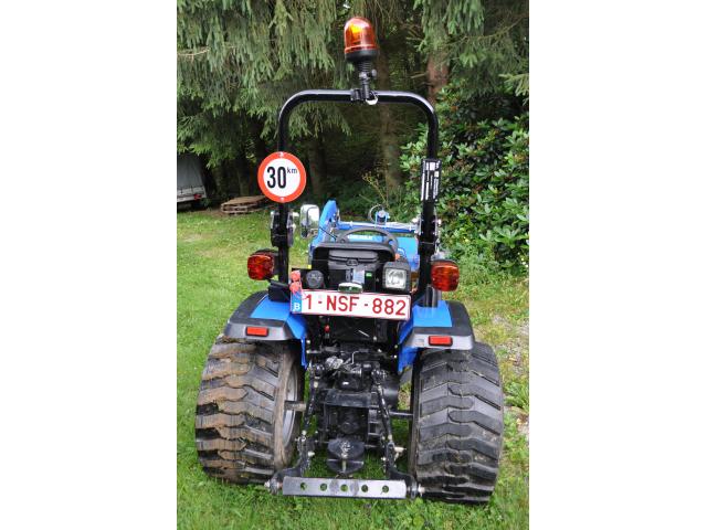 Photo Tracteur compact inlcus chargeur frontal image 4/6