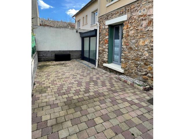 Photo Très belle maison avec toit papillon image 4/4