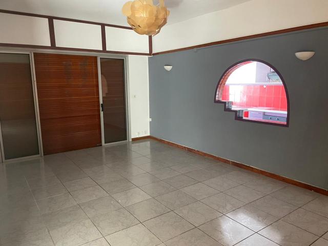 Photo À LOUER – Bureau professionnel avec vue imprenable sur le centre-ville de Saint-Denis image 5/6