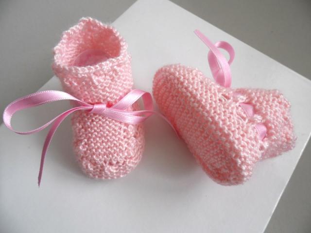 Photo Bonnet, chaussons roses bébé  tricot laine fait main image 5/5