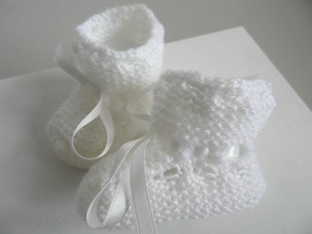 Photo Bonnet et chaussons blancs tricot fait main image 5/6