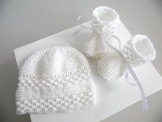 Photo Bonnet et chaussons BLANCS tricot laine bébé fait main image 5/6