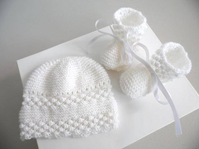 Photo Bonnet et chaussons BLANCS tricot laine bébé fait main image 5/5
