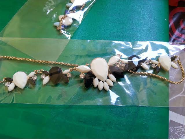 Photo Boucles et colliers de fantaisie image 5/6