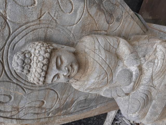 Photo Bouddha en pierre bleue sur socle image 5/6