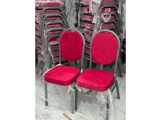 Photo CHAISES PLASTIQUES SANS MANCHE; CHAISES NAPOLEONS ET VIP ROUGE EN VENTE AU SENEGAL image 5/5