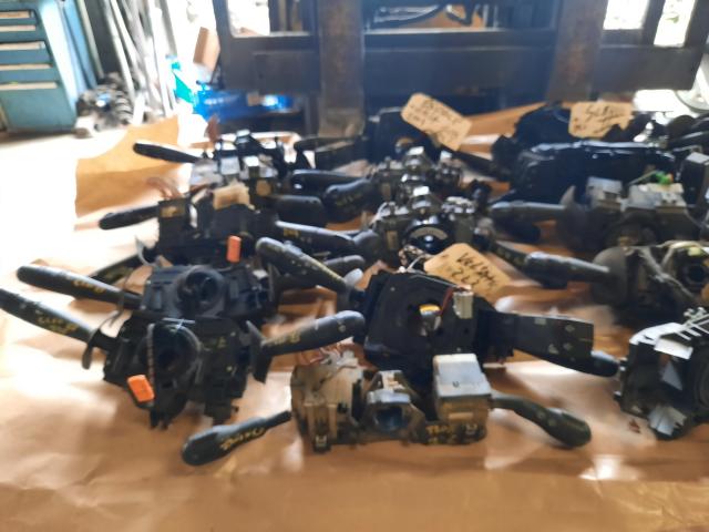 Photo Commodo  Renault  clio  1  Megane  1  Scénic  1 kangoo 1 laguna 1  30€ pièces € ENVOI POSSIBLE AU.   image 5/5