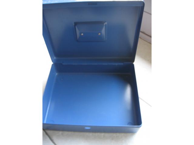 Photo Deux anciennes boîtes métalliques "coffre-fort" de couleur bleu Roy sans serrure avec poig image 5/6