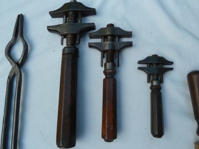 Photo Ensemble d'outils anciens restaurés image 5/6