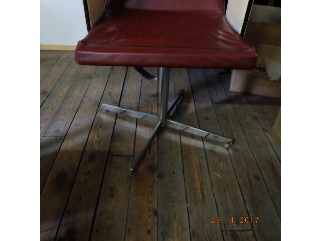 Photo fauteuils en vinyl vintage bordeaux modèle salon de coiffure, pied mobile image 5/6