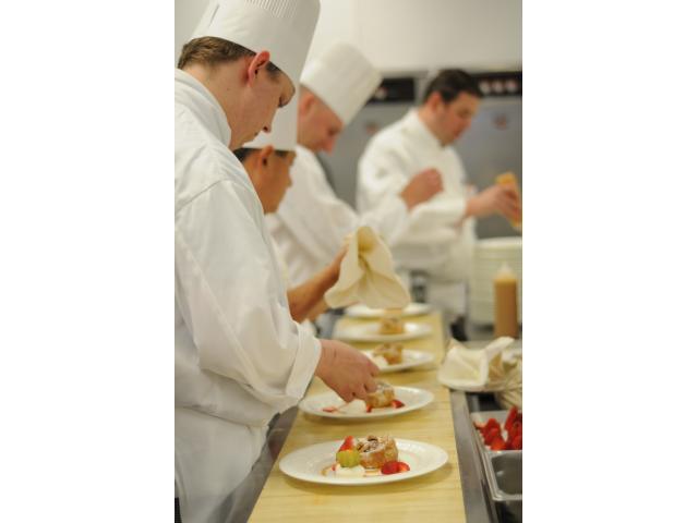Photo Jobs en restauration : Barman, Serveur (h,f) image 5/5