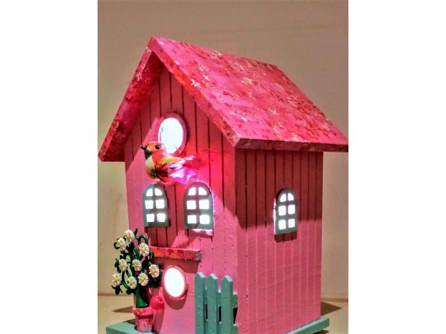 Photo Lampe nichoir rose, lampe de chevet maison d'oiseau en bois rose image 5/5