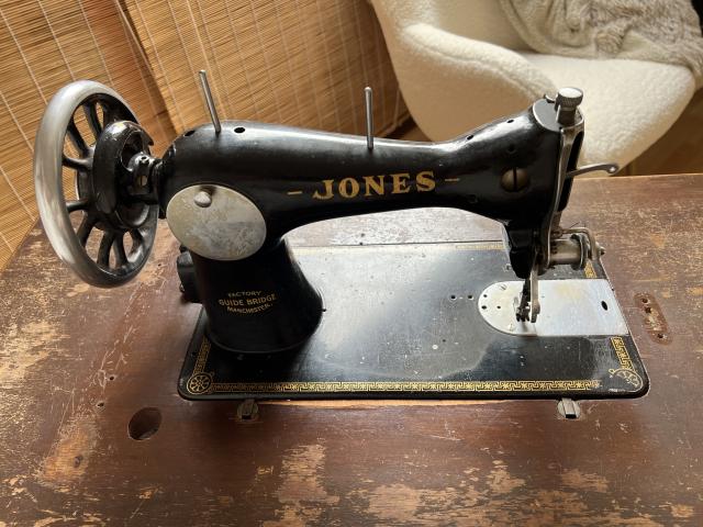 Photo Machine à coudre vintage Jones C.B. British image 5/6