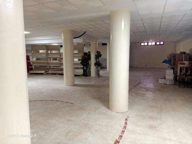 Photo magasin en location  et Show Room 200m2 Rez de chaussée et 1000m2 image 5/6