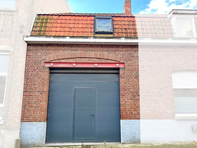 Photo Maison à finir avec 4 chambres, jardin et garage avec sortie. image 5/6