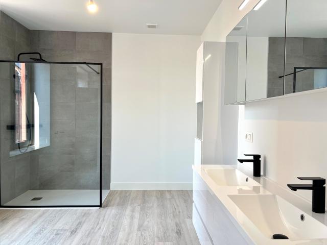 Photo Maison de ville entièrement rénovée de 3 chambres à coucher avec garage et jardin clos avec piscine! image 5/6