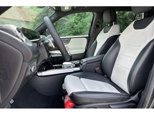 Photo Mercedes-Benz GLB 180 AMG Line - 05 2021 image 5/6