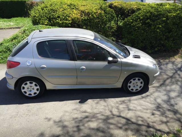 Photo Peugeot 206 1,4 HDI 70 ch TRENDY 5 portes 2006 image 5/6