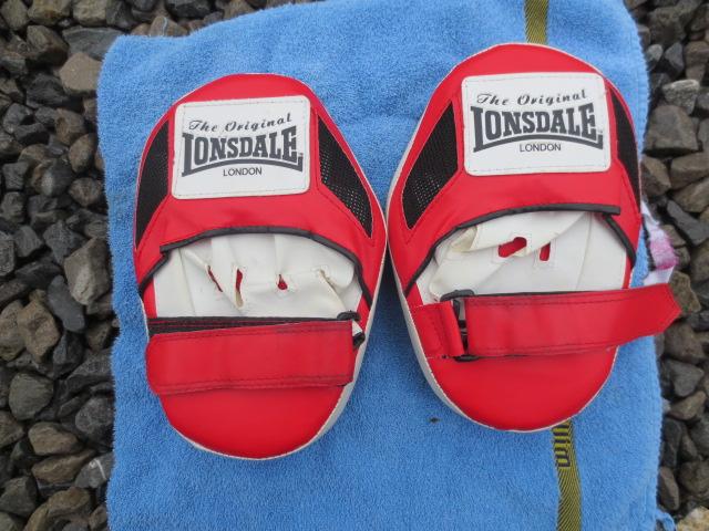 Photo Sac boxe karaté Lonsdale + 1 paire de gants + 1 paire de pattes d'ours image 5/6