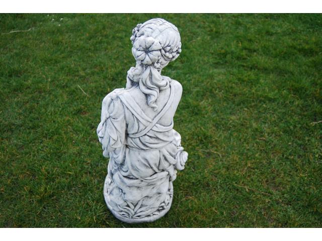 Photo Sculpture d'une dame,d'une élégante en pierre patinée. image 5/6