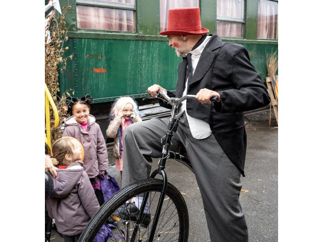 Photo Spectacle de clown, animations de rue, du mime, de la statue vivante, échassier, faux serveur pour é image 5/6