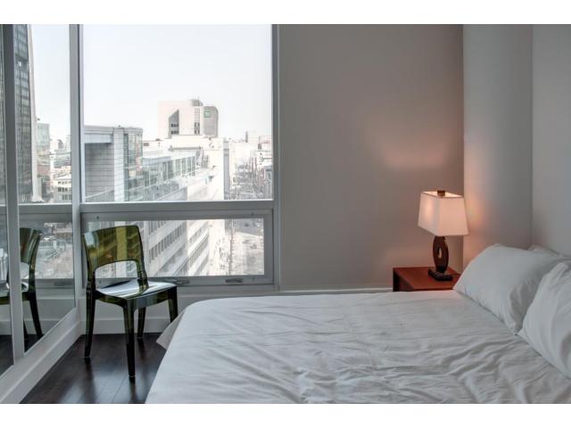 Photo SQUARE VICTORIA Condo 4 1/2 au 11e étage IMMENSE terrasse (Montreal, Quebec) image 5/6