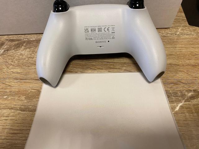 Photo Superbe Console PS5 et très peu servie avec manette DualSense + tous ses cables image 5/5