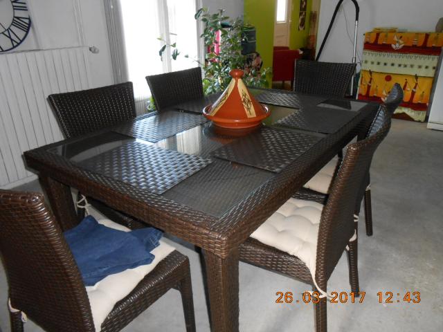 Photo table et chaises de jardin en résine marron image 5/6
