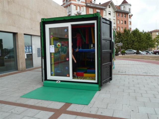 Photo terrains de jeux enfants mobiles a base de containers maritimes recyclés image 5/6