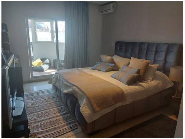 Photo un appartement vide a vendre a ghandi image 5/6
