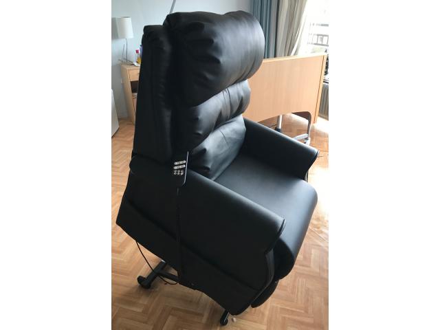 Photo Vente d'un fauteuil électrique en cuir véritable noir image 5/6