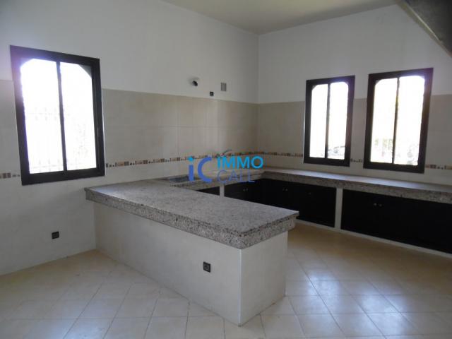 Photo Villa de 2000 m² à vendre située à Souissi image 5/6