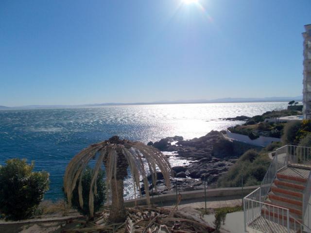 Photo Appartement F2 avec parking située en 1ere ligne de mer a Roses image 6/6