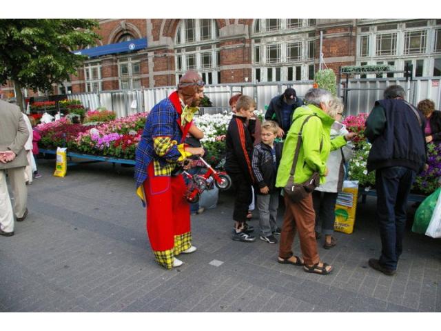 Photo Arts de la rue, spectacles pour enfants, clown, échassier, mime, statue vivante, automate, suiveur f image 6/6