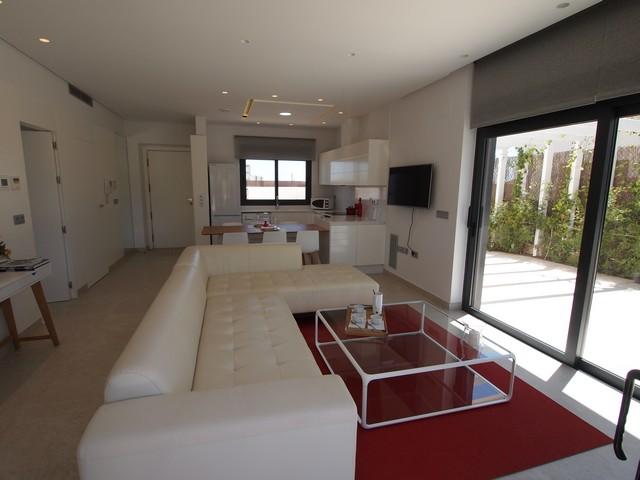 Photo Bonnes Nouvelles! Une Villa dans un Terrain de Golf Comme il y en a Peu. image 6/6