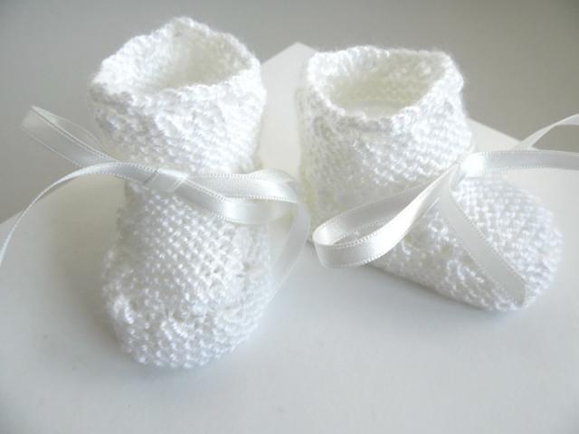 Photo Bonnet, chaussons blancs bébé  tricot laine fait main image 6/6