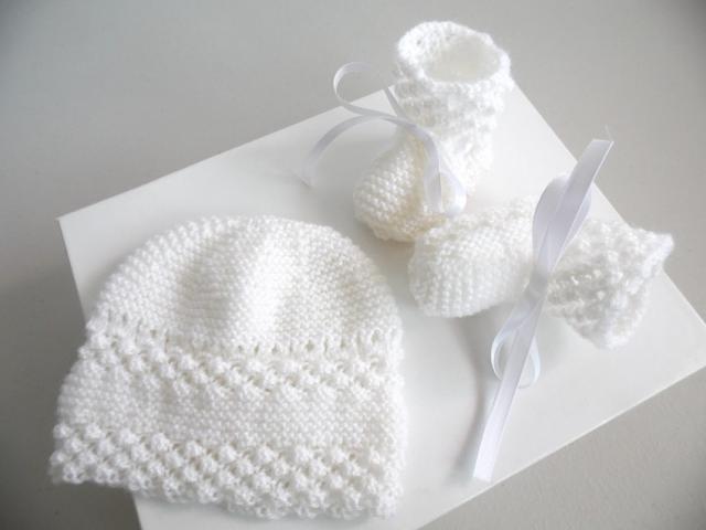 Photo Bonnet et chaussons BLANCS tricot laine bébé fait main image 6/6