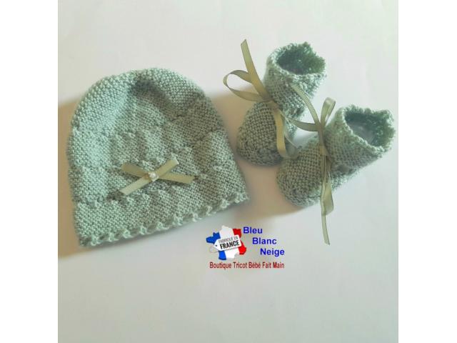 Photo Bonnet et chaussons tricotés main layette bébé fille image 6/6