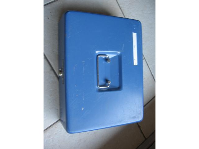 Photo Deux anciennes boîtes métalliques "coffre-fort" de couleur bleu Roy sans serrure avec poig image 6/6