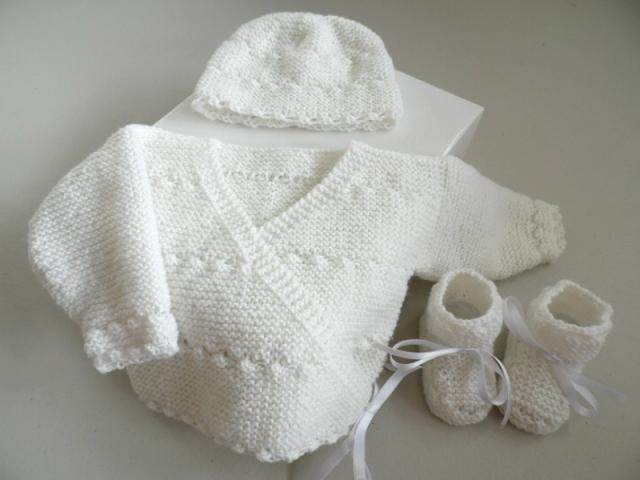 Photo Ensemble Brassière, bonnet, chaussons BLANCS bébé laine image 6/6