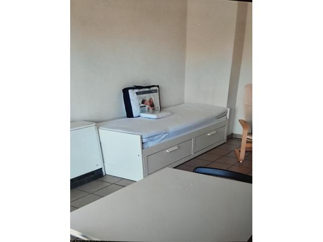 Photo ÉTAT IMPECCABLE, LIT IKÉA BRISMES COMPLET avec 2 matelas, 2 sommiers, 2 tiroirs, possible pour 2 per image 6/6
