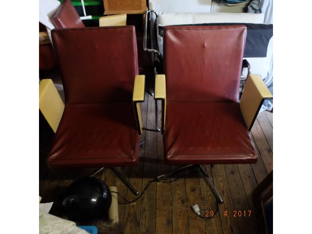 Photo fauteuils en vinyl vintage bordeaux modèle salon de coiffure, pied mobile image 6/6
