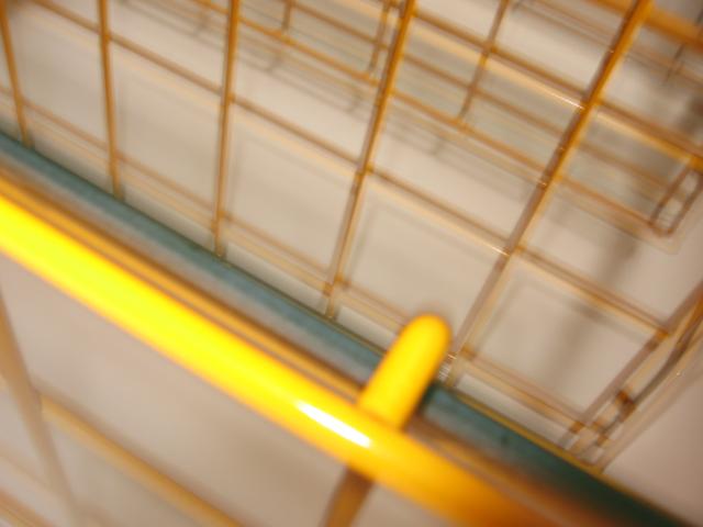Photo Grande étagère customisée de couleur jaune tournesol sur 2 roues. image 6/6