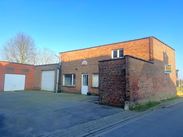 Photo grande maison avec cour, grand hangar, jardin et 3 garages. image 6/6