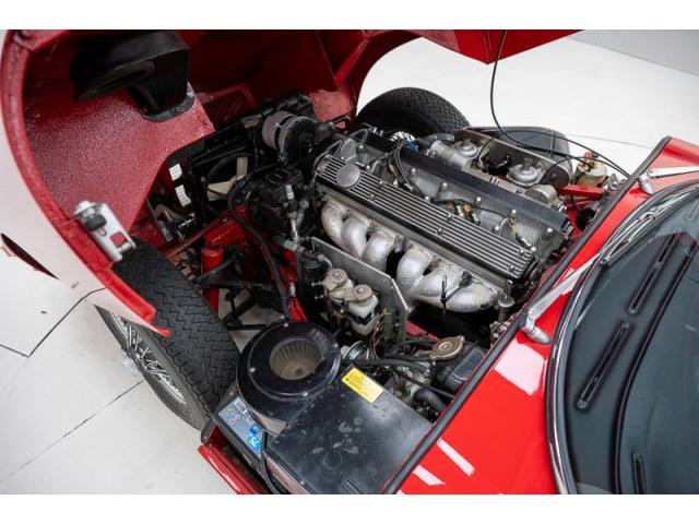 Photo Jaguar E-Type 4.2 2+2 '69 CH577bw image 6/6