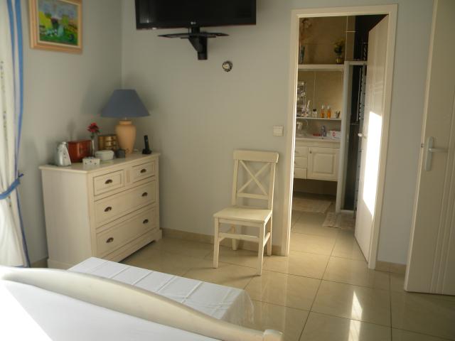 Photo JE VEND CETTE VILLA DE 156 m² ET UN SOUS-SOL DE 180 m² SUR UNE PARCELLE DE 1161 m²  3 CHAMBRES-PISCI image 6/6