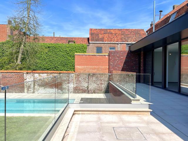 Photo Maison de ville entièrement rénovée de 3 chambres à coucher avec garage et jardin clos avec piscine! image 6/6