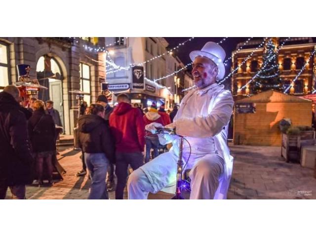Photo Père Noël à domciile, spectacle comique et participatif de Noël, animations de rue burlesques lumine image 6/6