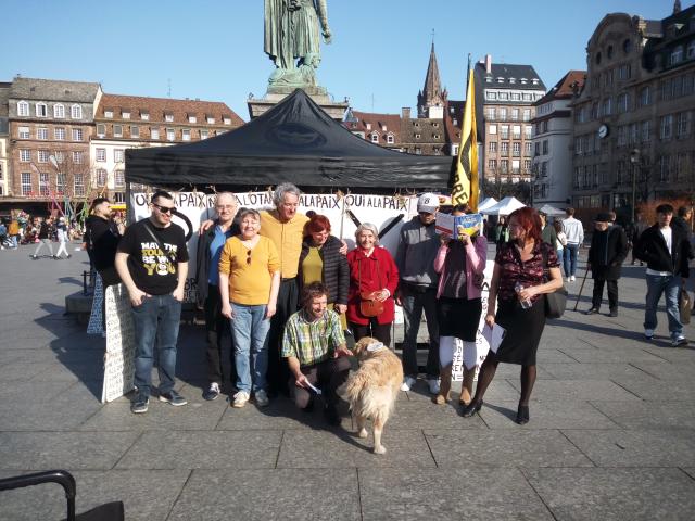 Photo Rassemblement (& expos) contre les euro-fascistes bellicistes Emmanuel Macron & Ursula von d image 6/6